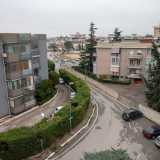 Tra i suoi vari compiti c�� poi quello di fare da �guardiano� del Villaggio. �Conosco tutte le macchine di chi abita qui � spiega �, perci� quando ne vedo una �straniera� mi accerto subito che si tratti di ospiti dei residenti...